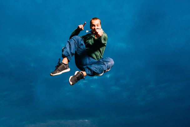 Parkour guy exercise parkour while jumping - Foto, Bild