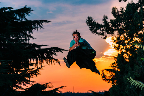 パルクールの男がパルクールを行使しながらジャンプ - 写真・画像