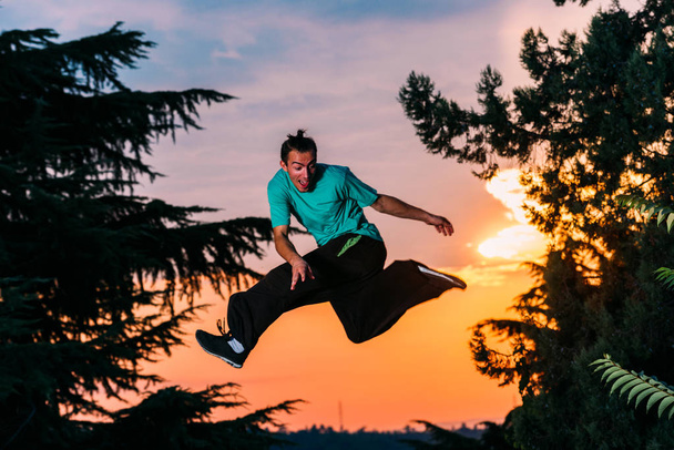 パルクール人間がジャンプとパルクール スポーツを実行 - 写真・画像