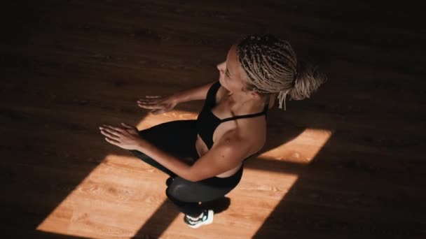 Jonge blonde vrouw met een slank figuur is betrokken bij aerobics Turnen in de sportschool. Ze maakt een run in place fitness oefening. Slow motion - Video