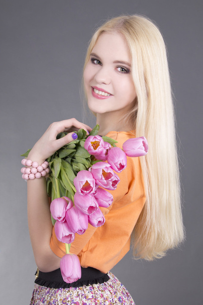 Retrato de muchacha rubia hermosa con tulipanes - Foto, imagen