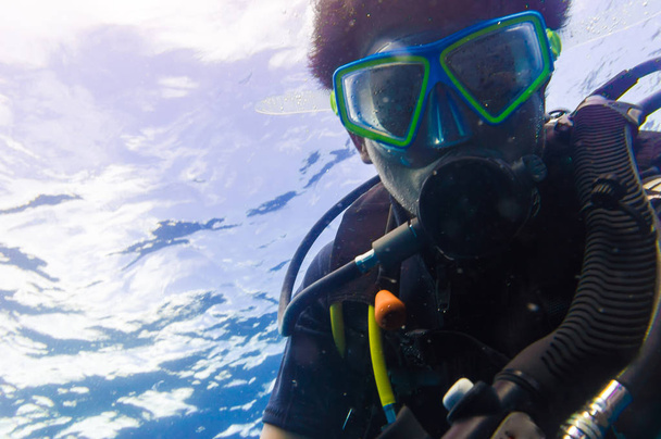 Mergulho homem com máscara e roupa de mergulho subaquático tirar selfies foto verão lazer férias cena - Foto, Imagem