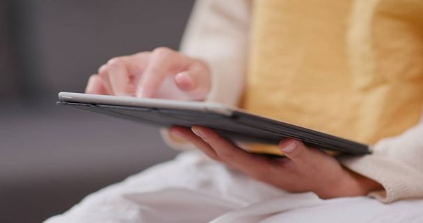 Vrouw met tabletcomputer - Foto, afbeelding