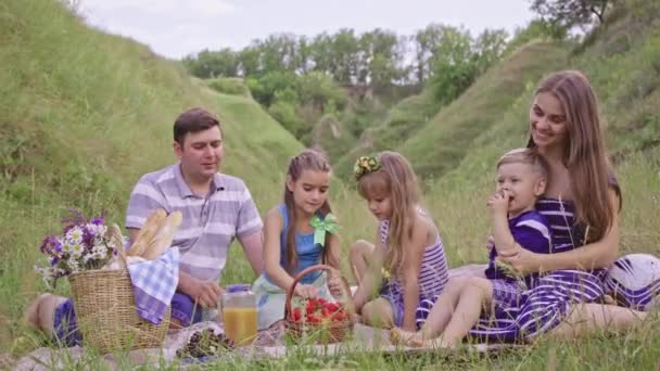 ヨーロッパの幸せな家族が自然に残りを持っています。 - 映像、動画
