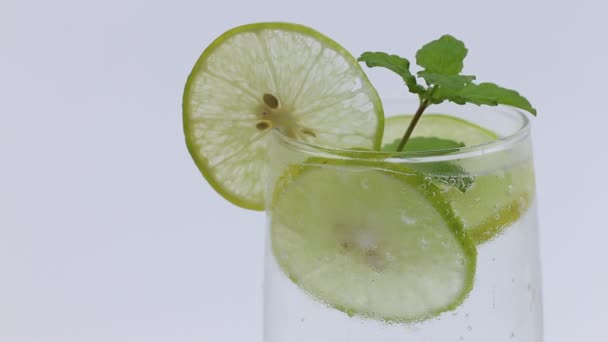 Bebida fresca de jugo de limón sobre fondo blanco
 - Imágenes, Vídeo