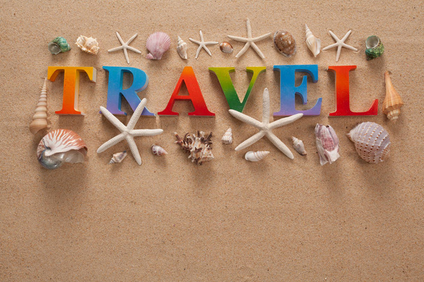 üstten görünüm renkli harflerle yazılmış seyahat süslemeleri ile kopya alanı ile sahilde kabuklu deniz ürünleri - Fotoğraf, Görsel