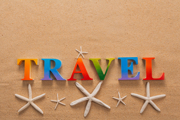 κάτοψη του ταξιδιού με πολύχρωμα γράμματα διακοσμούν με οστρακοειδή στην παραλία με αντίγραφο χώρου - Φωτογραφία, εικόνα