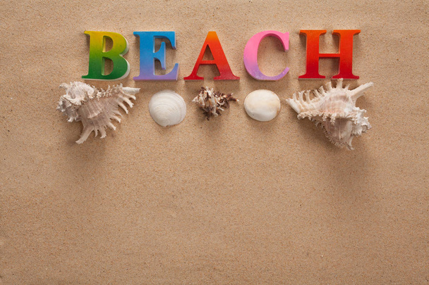 vista dall'alto della spiaggia scritta a lettere colorate decorare con crostacei sulla spiaggia con spazio copia
 - Foto, immagini