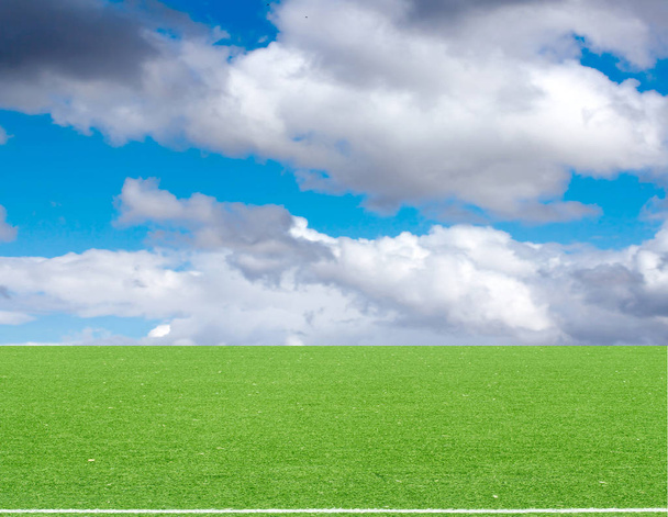 jalkapallokenttä sininen taivas pilvet
 - Valokuva, kuva