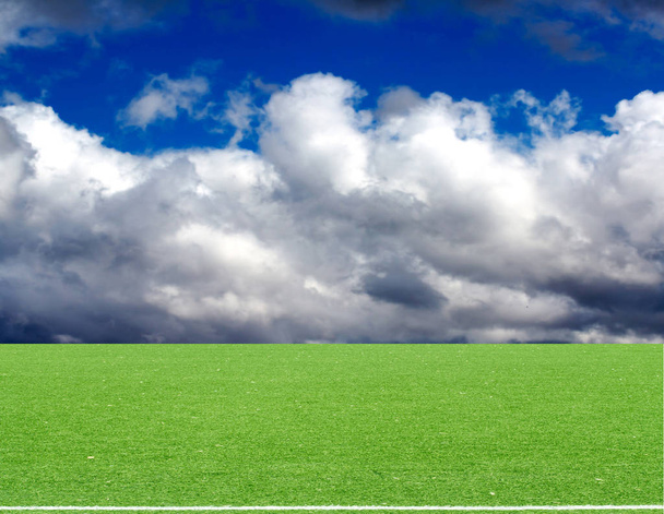Labdarúgás mezőben kék eget felhők - Fotó, kép