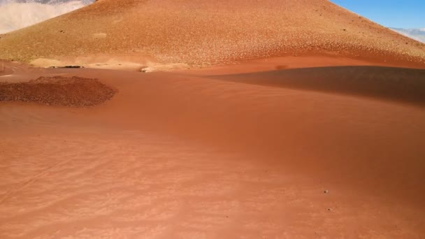 Paesaggio paesaggistico in California, Stati Uniti. Deserto, montagne, dune di sabbia. A sud-ovest arido. Vista aerea, dall'alto, riprese drone
.   - Filmati, video