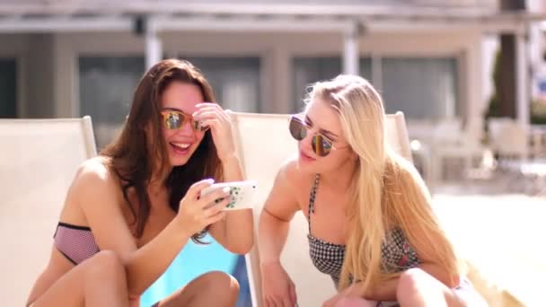 Mooie brunette en blonde ontspannen op vakantie. Sexy meisjes in zonnebril - Video
