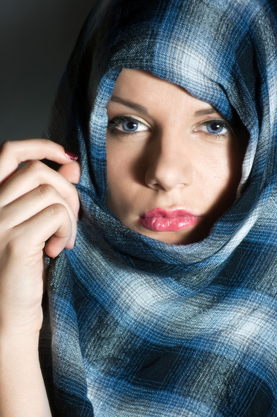 vrouw met sjaal - Foto, afbeelding