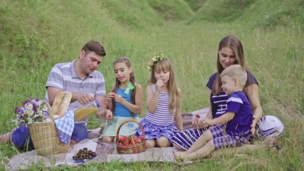 boldog európai család van a többi a természet - Felvétel, videó