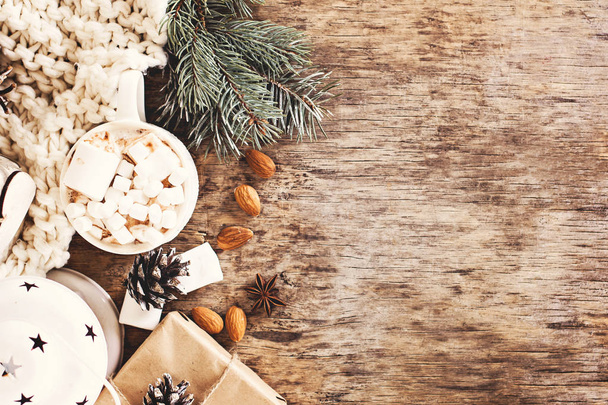 regalo, rama de abeto, nueces, conos, cacao, café, manta de punto acogedor. Invierno, Año Nuevo, Navidad naturaleza muerta
 - Foto, imagen