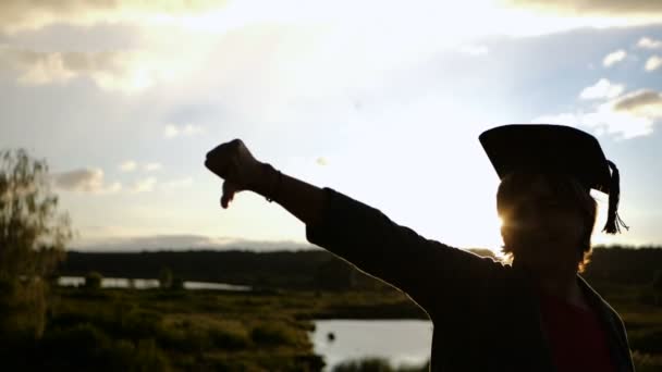 Silhouet van de vrouw Toon grote vinger down - afkeer bij zonsondergang. - Video