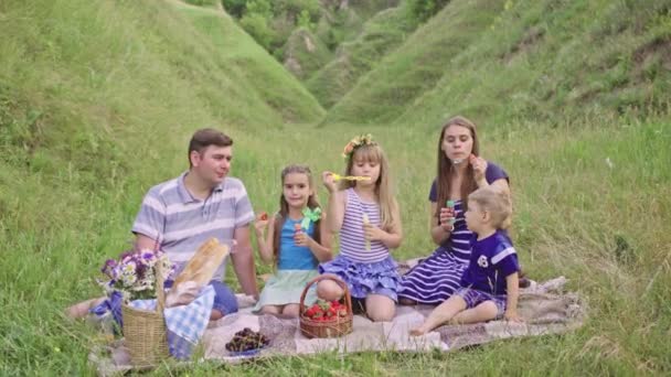 boldog európai család van a többi a természet - Felvétel, videó