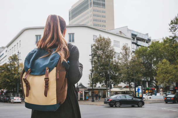 Turista chica con una mochila en la calle de Berlín
. - Foto, Imagen