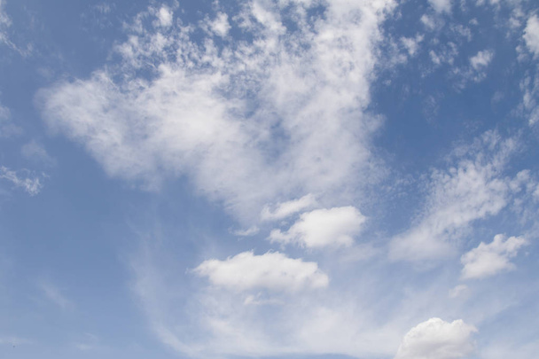 hermoso cielo azul con nubes - Foto, imagen