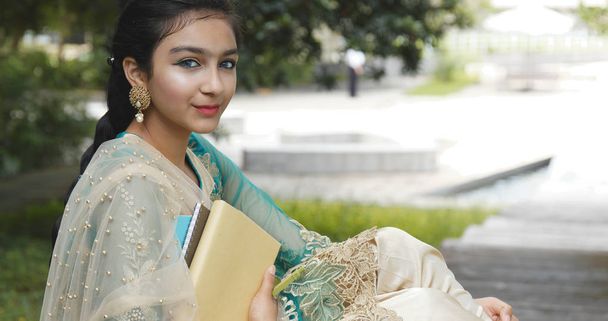 Jeune fille Pakistan tenant des livres
  - Photo, image