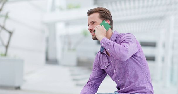 Man talking on cellphone in city - Foto, imagen