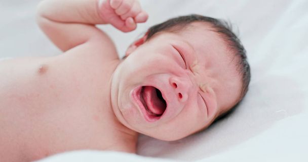 Bebek ağlıyor ve yatakta yatarken - Fotoğraf, Görsel