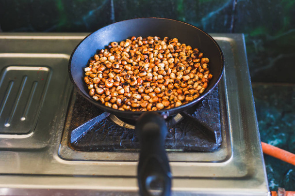 Populaire Nepalees snack schotel gebakken corn in pan op het gas fornuis in de keuken - Foto, afbeelding