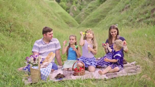 ευτυχισμένος Ευρωπαϊκή οικογένεια έχει ένα υπόλοιπο σε φύση - Πλάνα, βίντεο