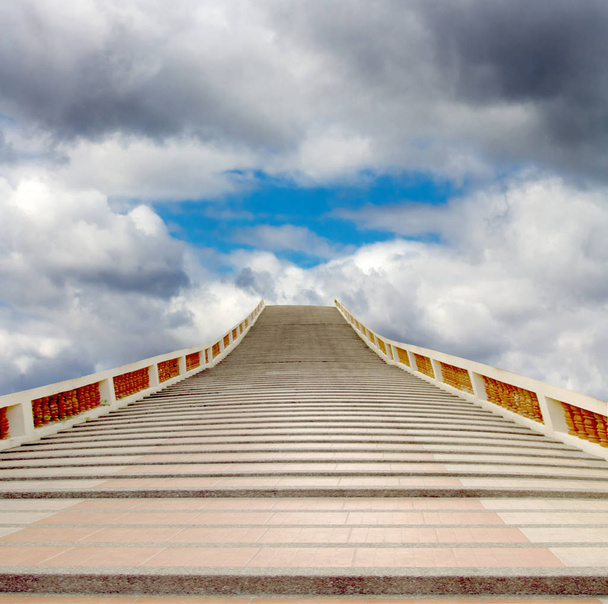 Mavi gökyüzüne çıkan beton merdiven. - Fotoğraf, Görsel