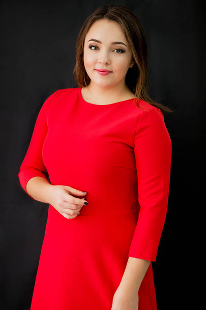 menina em vestido vermelho em um fundo escuro
 - Foto, Imagem