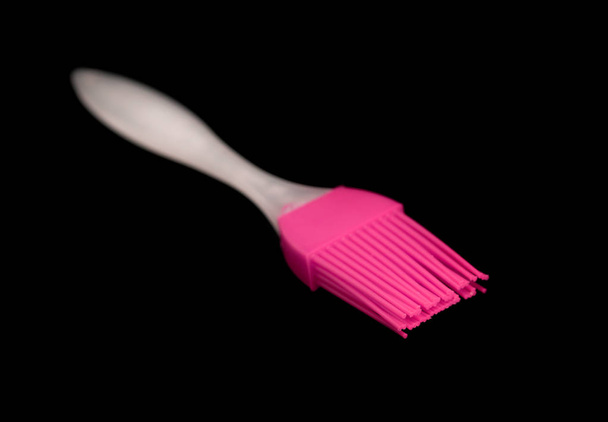 Cepillo de pasta de silicona aislado en negro
 - Foto, Imagen