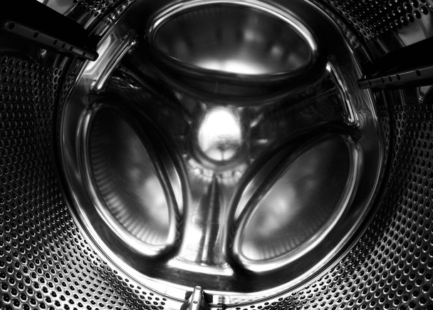 Çamaşır makinesi davul iç. Otomatik çamaşır makinesi için delikli paslanmaz çelik tambur. Siyah ve beyaz, Metalik arka plan                     - Fotoğraf, Görsel