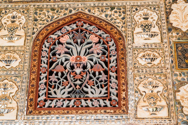 JAIPUR, INDIA - NOVEMBER 5, 2017: Floral ornament on wall in Amber Fort - Foto, Imagen