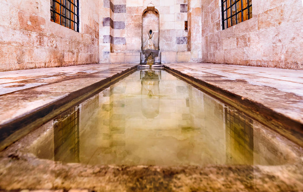 Çeşme için abdest Zinciriye medrese Mardin, Türkiye'de, avluda görünümünü - Fotoğraf, Görsel