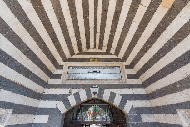 Poort van Deliller Han Madrassah Khan, een middeleeuwse herberg gebruikt voor een hotel nu in Diyarbakir,Turkey.16 juli 201 - Foto, afbeelding