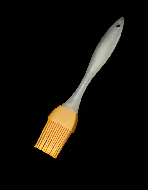 Cepillo de pasta de silicona aislado en negro
 - Foto, Imagen