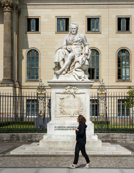 Humboldt rzeźby przed Uniwersytetu o tej samej nazwie w Berlin Mitte - Zdjęcie, obraz