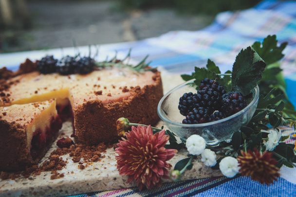 Petit déjeuner. Café et tarte avec garniture aux fruits sur la table
. - Photo, image