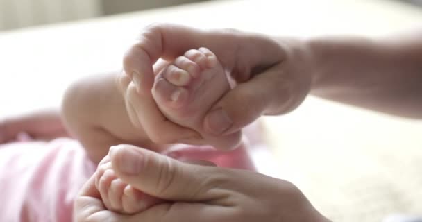 Máma dělá masáž nohou k její novorozence - Záběry, video