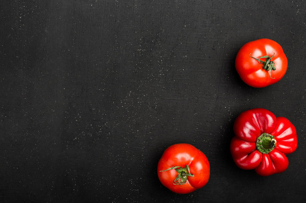 Conceito de cozinha - pappers vermelhos e tomate na mesa de pedra. Conjunto de produtos alimentares saudáveis são fontes de vitaminas e minerais. Vista superior
 - Foto, Imagem