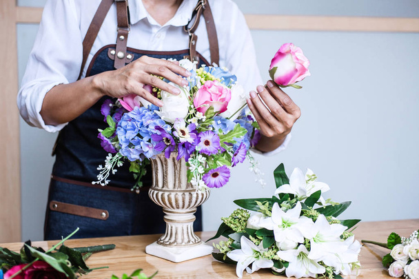 Arranging artificial flowers vest decoration at home, Young woman florist work making organizing diy artificial flower, craft and hand made concept. - Foto, Imagem