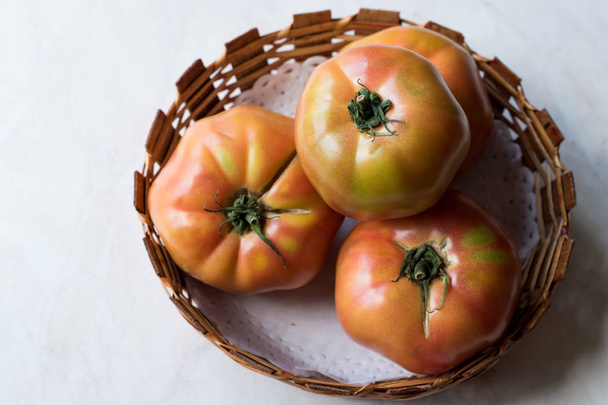 Pink Organic Big Tomatoes in Wooden Basket. Organic Food. - Foto, imagen