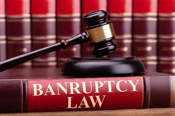 Bankruptcy Law Book With A Wooden Judge Gavel - Fotoğraf, Görsel