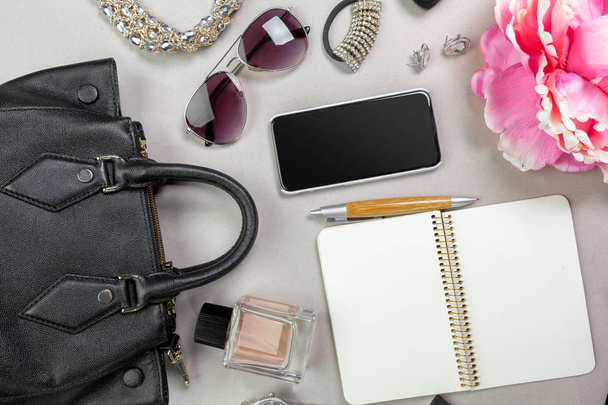 View on female bag accessories on pastel background - Foto, Bild