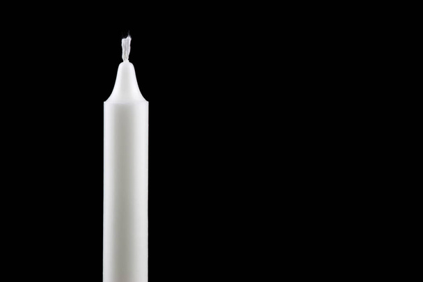 Одинарна біла свічка ізольована на чорному тлі
 - Фото, зображення