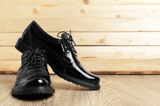 Trendy female shoes on wooden background - Foto, Bild