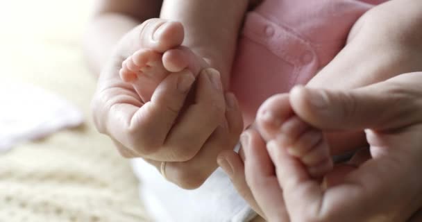 Máma dělá masáž nohou k její novorozence - Záběry, video