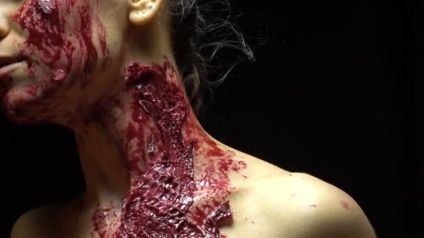 Μελαχρινή γυναίκα εκδορά το λαιμό της - Πλάνα, βίντεο