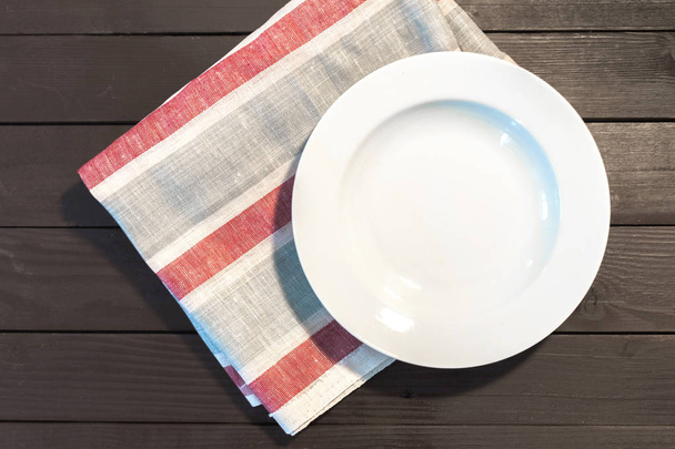 White Plate on Tablecloth - Foto, afbeelding