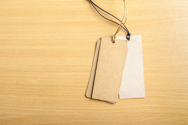 Blank paper tag on wooden background - Foto, Imagen